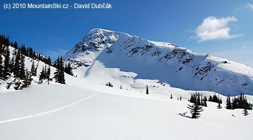 Decker Mountain – cíl naši ski túry, dáme ji zprava