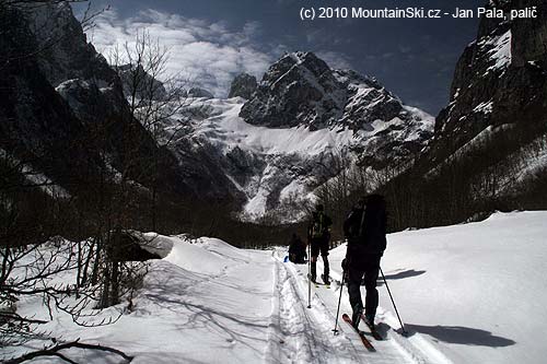 Temperature is increasing, avalanches are falling