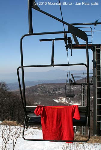 I tady se potká MountainSki.cz – na tričku z Kamčatky 2009, v pozadí vlevo Jadran