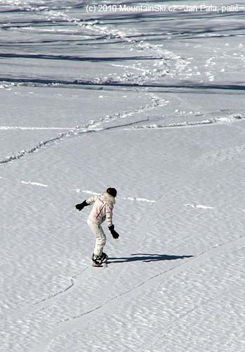 Snowboardistka se snaží