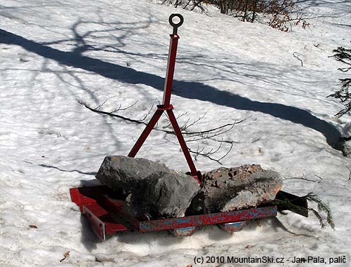Machine for preparing ski tracks for cross-country skiing