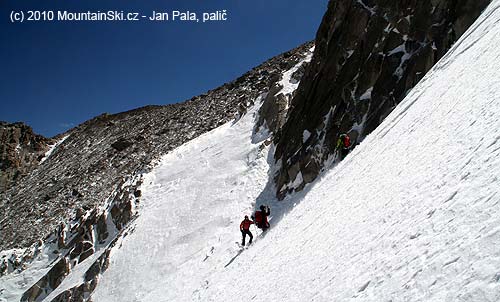 Horní část sjezdu z Takht-e-Soleiman – 4659 m