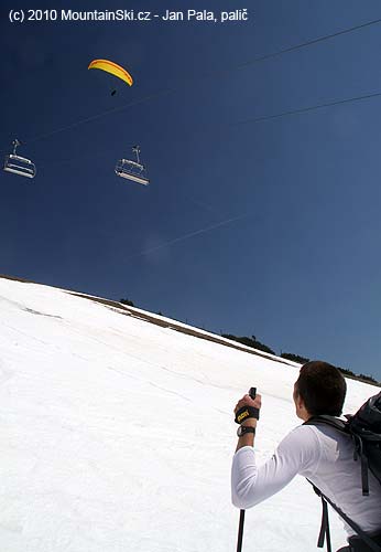 Z vrcholu Krvavce postupně odstartovali tři paraglidisti