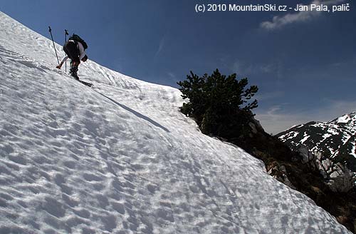 Here we end our skiing as just below as the couloir became to be very narrow and rocky