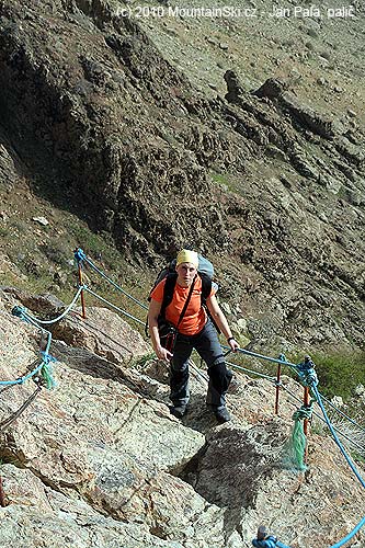 Aljona is climbing to Shirpala chalet
