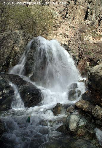 There were nice waterfalls in the lower part of ascent