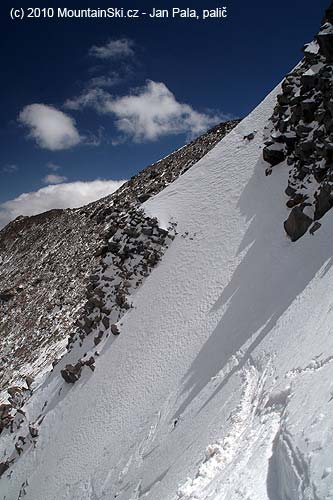 Skiing began with a short traverse, the slope is quite steep, nothing for beginners