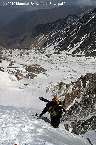 Adam reaches the pass below Takhte Soleyman