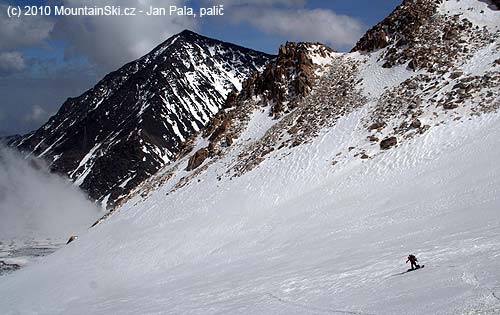 Jana in a long snowboard turn