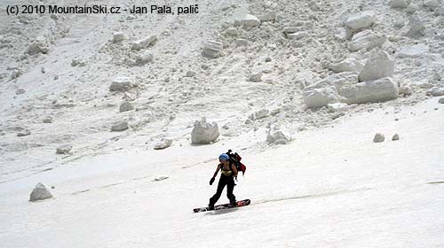 Cornice fell down near Sarchal hut