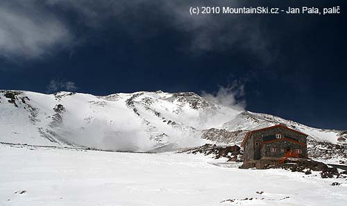 Chata ve výšce 4200 m, za ní první část svahu vedoucího k vrcholu