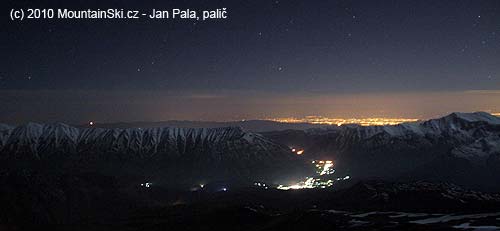 Dole Polur, vzadu snad svítí Teherán – z výšky 4200 m