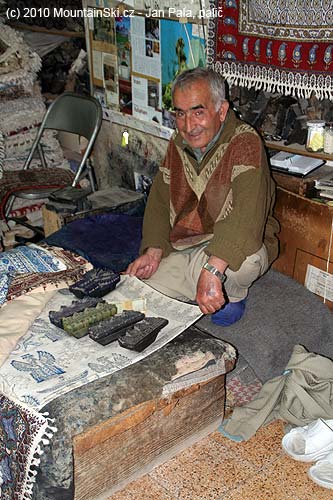 Ruční výroba koberců v Esfahanu