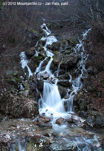 Vodopád v bočním údolí Bjelasici hned u cesty