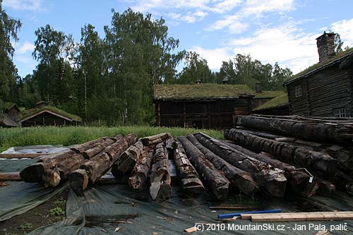 Rekonstrukce dřevěného kravínu Bjørnstad ve skanzenu Maihaugen