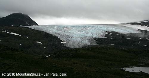 Jeden ze splazů ledovce Fannaråken v plné kráse