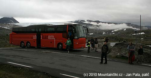 Náš autobus v sedle, v pozadí ledovec Fannaråken