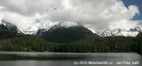 Hotel Patria and peak with the same name behind the hotel