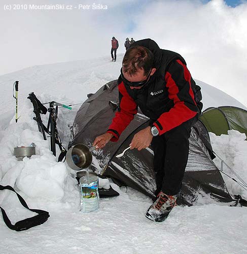 Travellunch pouring boiling water