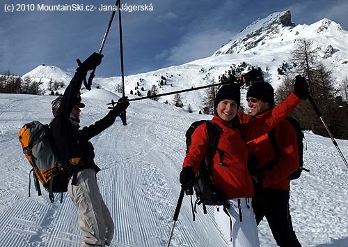 Fighting with the sticks on the pistes in Arolla