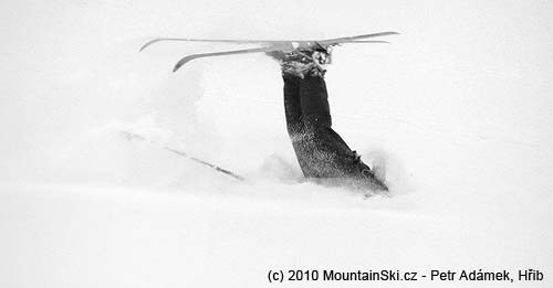 Obr. 99 Některé pády mohou končit až takto – zabořením hlavy do sněhu, Malá Zmrzlá dolina pod Kolovým štítom ve Vysokých Tatrách, únor 2003