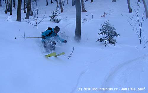 Všeťa showed bottom part of skis during downhill