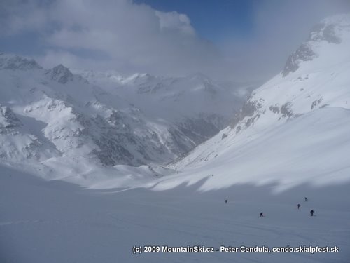 vo fujavici lyžujeme do Val Zebru