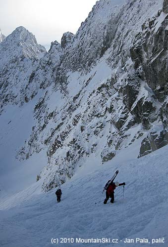 Jana and Ropák climbing up for the second time to the pass Sedielko