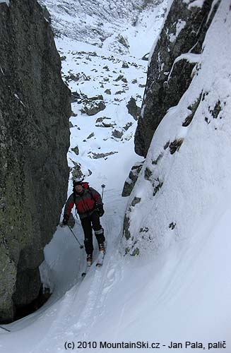 Ropák skied through the narrow part below Téry chata