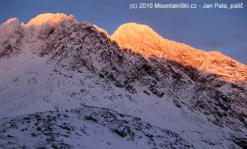 Lomnický štít coloured by the evening sun