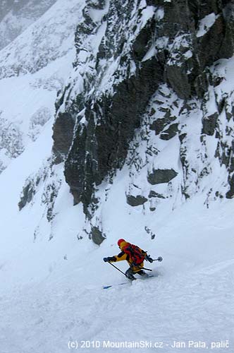 Lenka in the narrow part of the first couloir from Baranie sedlo to hut Pri Zelenom plese