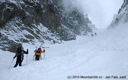 Two climbers just below Baranie sedlo, Lenka and Jana behind them