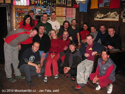 Whole group consisting of people from Vsetín, Višňové, Švýcarsko, Praha in the front of eating window at Téry chata