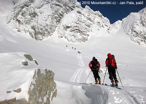 The first five near Ladove sedlo, Matus and Lenka look at them