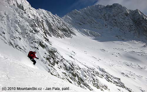 Bruder Honza skis down left from Ladové sedlo