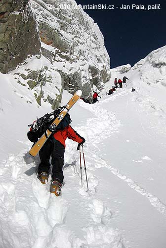 Backpacks left on the snow, five people climbed up on rocks to Ladove sedlo