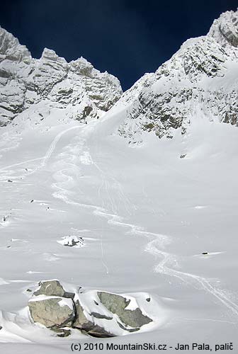 The first ski descend was done by me, the small asymmetry is due to the stones and rocks