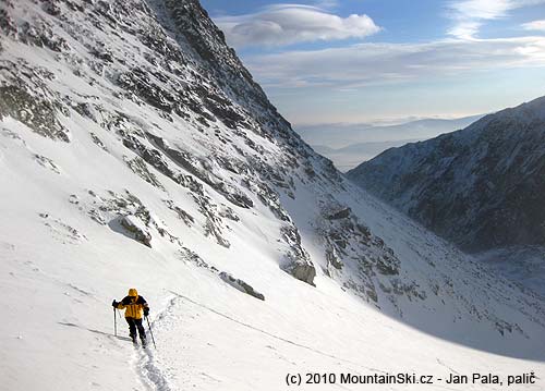 Lenka skinning up on the slope in Mačací kotel