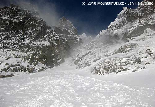 A lot of powder avalanches fell down from the couloir and rocks