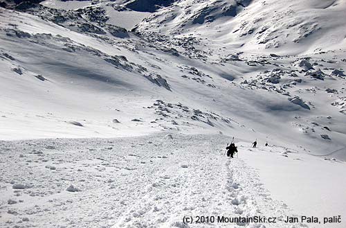 Mišo released small snow slab, which fell down along ascent trace