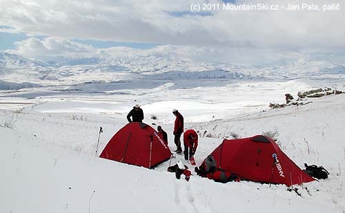 Stanový tábor ve výšce 2300 m pod vrcholem Ishkhanasar – 3550 m