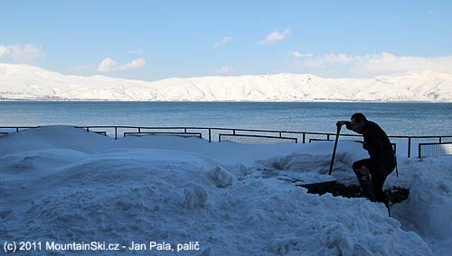 U jezera Sevan se ze sněhu vykopávají stolky a lavice