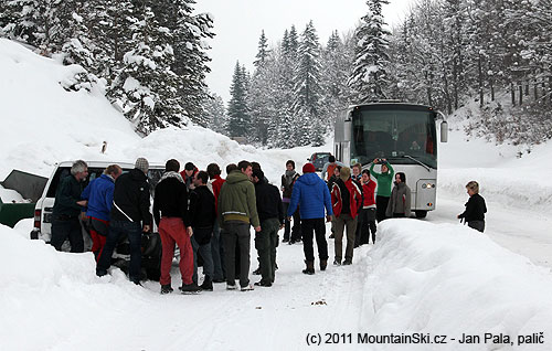 Cesta do kempu byla pokrytá silnou vrstvou sněhu a zpočátku to nevypadalo, že by to autobus mohl dát – díky řidičům to ovšem dal