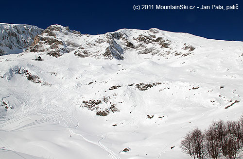 Horní freeridová část ski centaru Durmitor, malých lavin bylo spousta