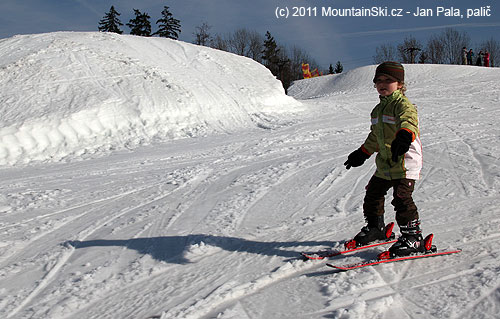 Na Trojáku mají připraveny velké hromady technického sněhu na prodloužení lyžařské sezony