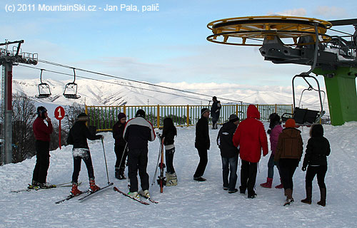 Konec sedačkových lanovek 2232 m vysoko, místní slečny lyžují v riflích, takže mají na pozadí nalepenou spoustu sněhu