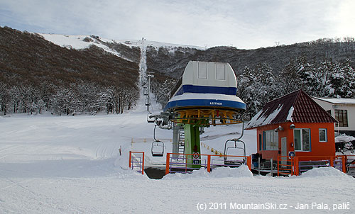 Dolní stanice dvojsedačky v lyžařském středisku Jemuk, je deset hodin a nikde ani noha