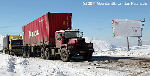 V sedle Vorotan jsou všechny nákladní auta vybavena řeťezy
