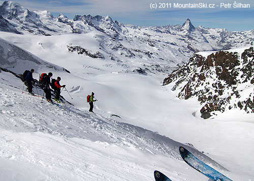 Skupinka se připravuje na sjezd z Adlerpassu směrem na Zermatt