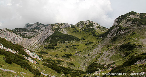 Výhled z pod Malé Ojstrici na hlavní přístupovou trasu na planinu Korošica